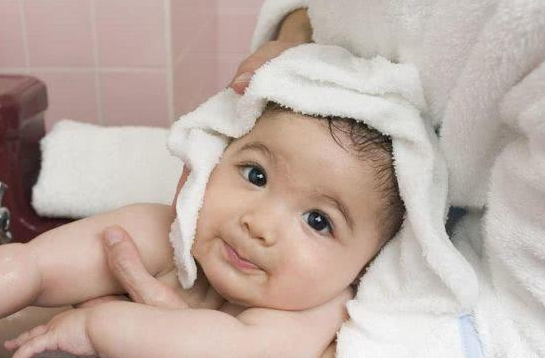 醫(yī)生叮囑新手媽媽，寶寶這個地方動不得，媽媽要管好自己的手